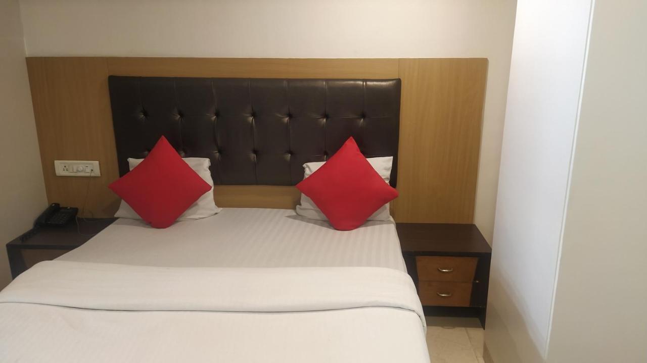 Hotel Palm Star Belapurpada Екстериор снимка