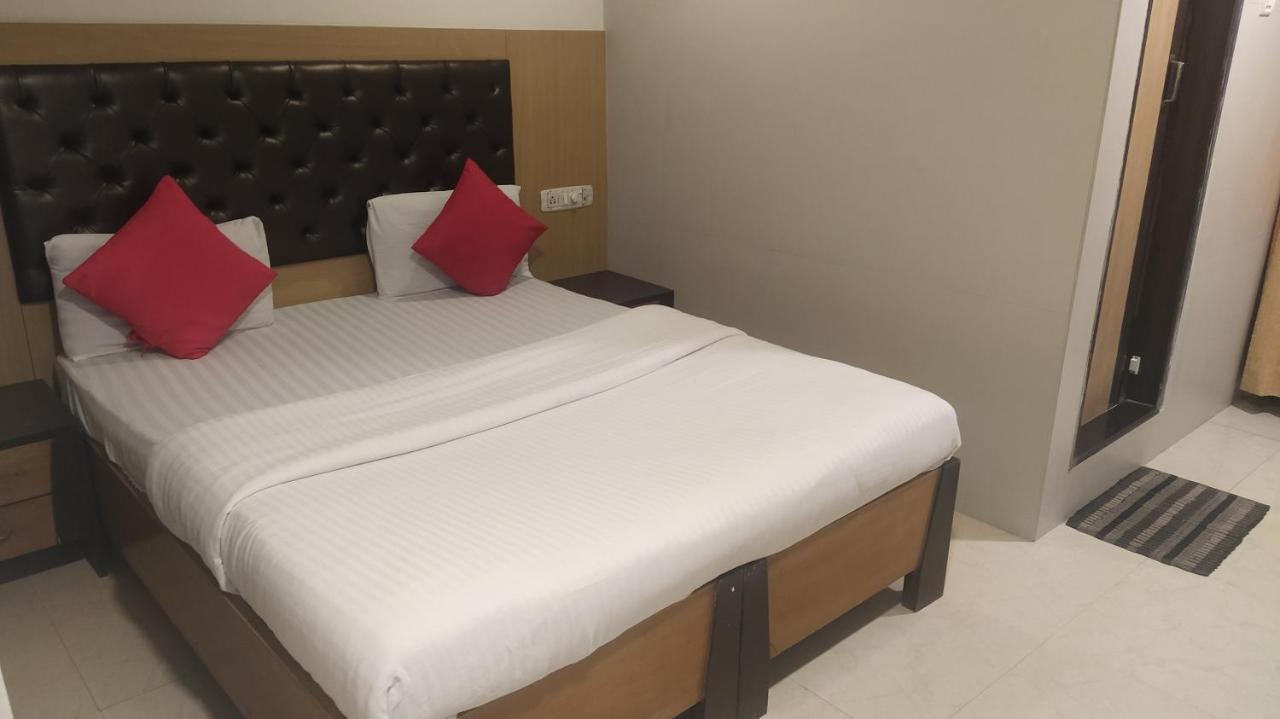 Hotel Palm Star Belapurpada Екстериор снимка